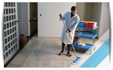 Mujer limpiando el piso 